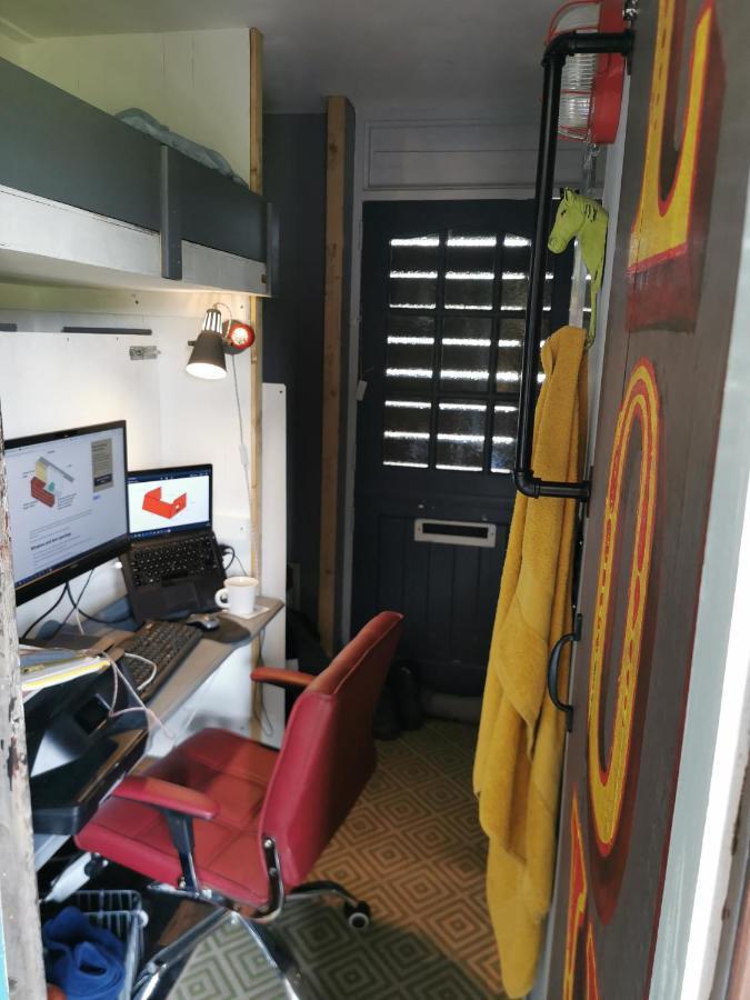 Glamp In Style In An Unique Horsebox Home باتيل المظهر الخارجي الصورة