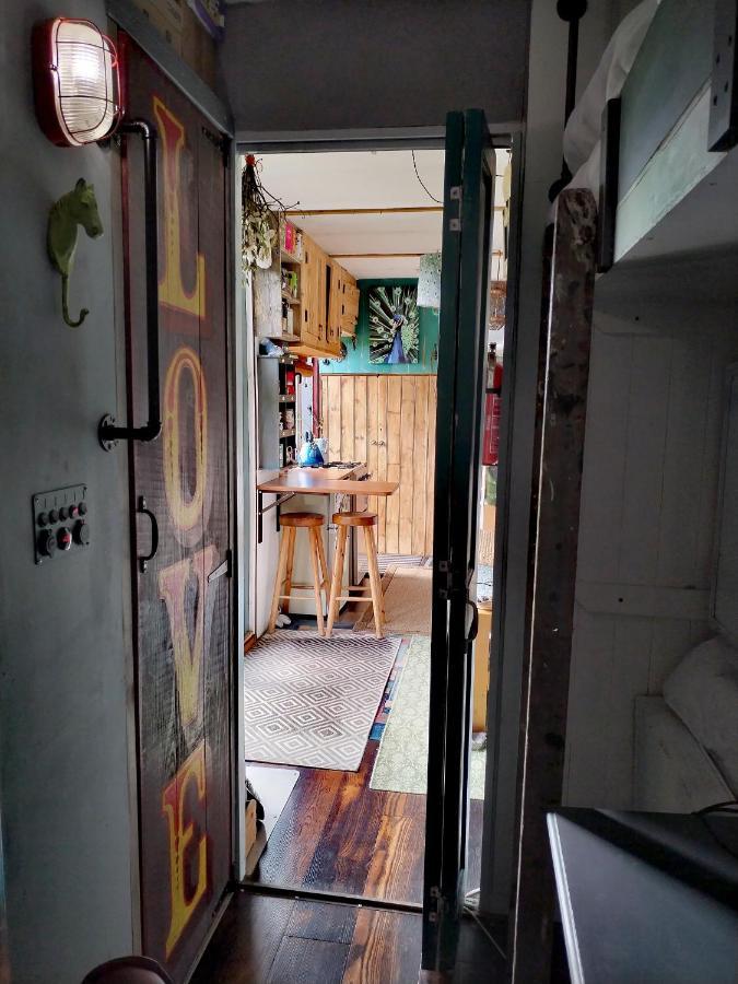 Glamp In Style In An Unique Horsebox Home باتيل المظهر الخارجي الصورة
