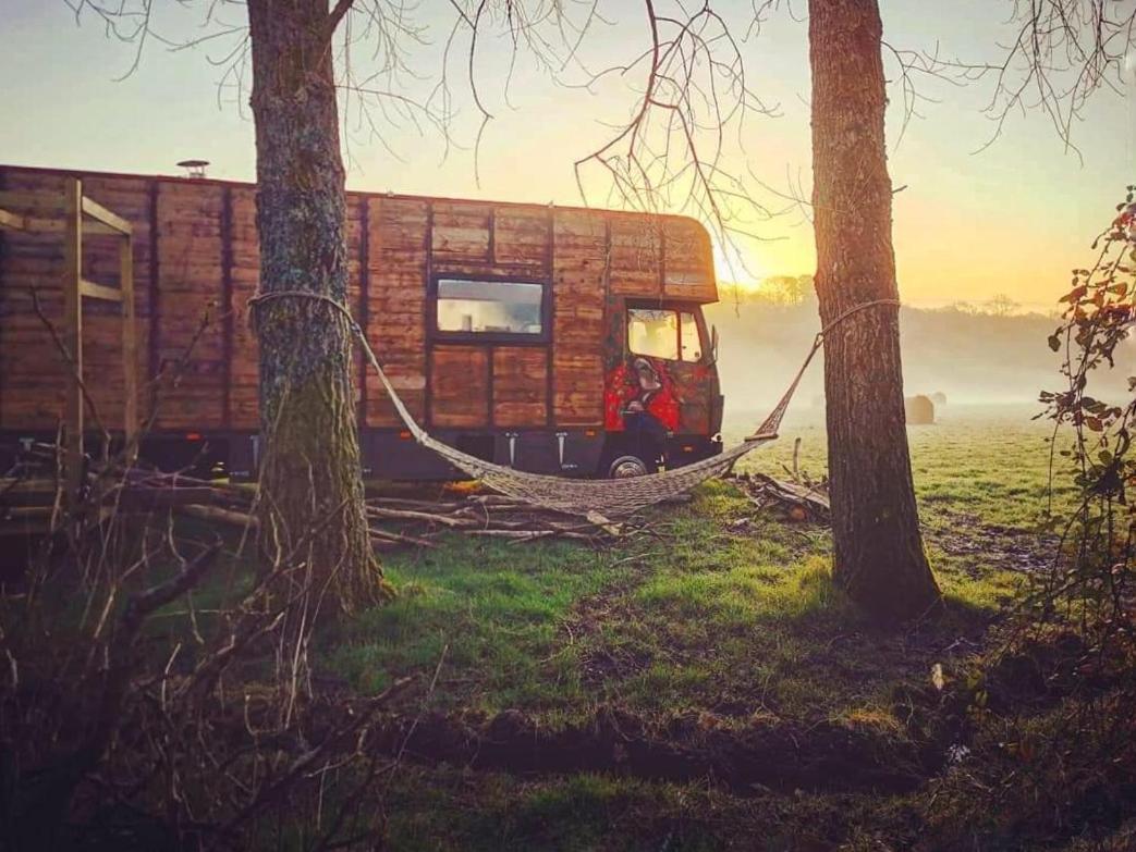 Glamp In Style In An Unique Horsebox Home باتيل المظهر الخارجي الصورة