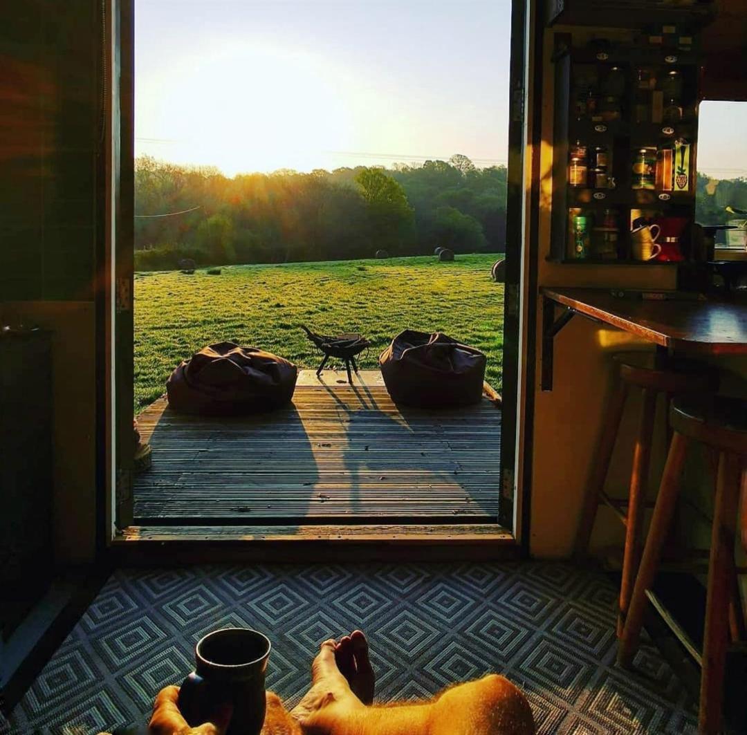 Glamp In Style In An Unique Horsebox Home باتيل المظهر الخارجي الصورة